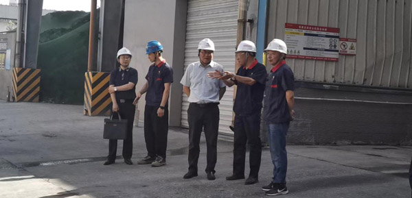 集團公司黨委委員、股份公司黨委書記、總經理蔣培進到建材公司調...