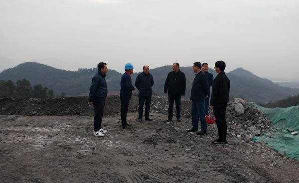 集團(tuán)公司黨委副書記、總經(jīng)理龔華東到矸石項(xiàng)目部視察 