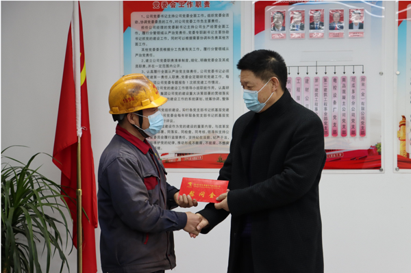 集團(tuán)公司黨委委員、副總經(jīng)理胡新付到公司走訪慰問